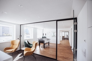 Lounge-Bereich mit Sesseln und Kicker im Büro der Storck Ausbaugesellschaft